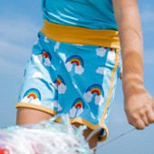 Kind mit bunten Shorts an einem sonnigen Tag