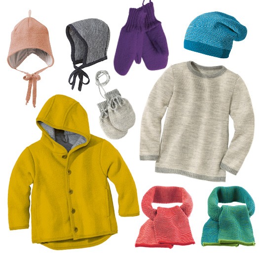 Verschiedene Kleidungsstücke von Disana zur Übersicht: Mützen, Handschuhe, Schals, Jacke und Pullover 
