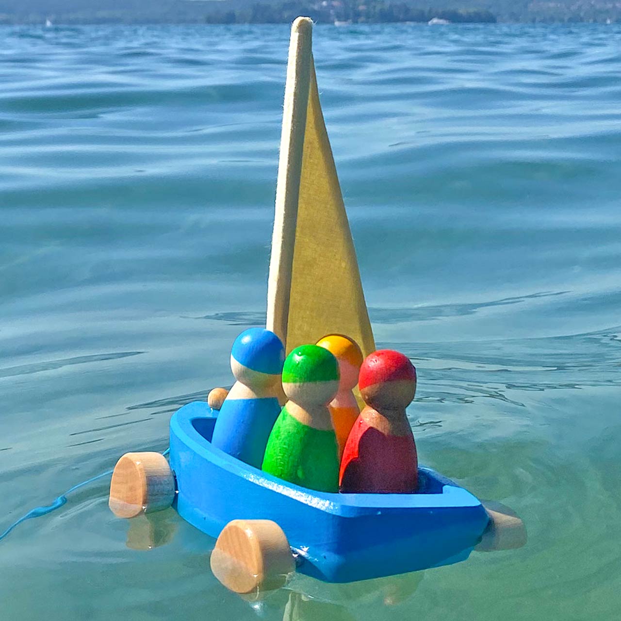 Strandsegler mit vier Regenbogenfreunden