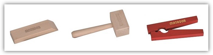 Produktfoto der Teile Werkzeug-Sets: Holzhämmerchen, Stäbchenzange und Trennkeil