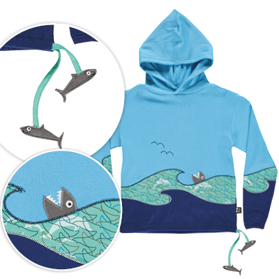 Pullover mit Ozeanmotiv auf dem zwei Fischapplikationen sind, die an Bändchen an der Seite vom Pullover baumeln 