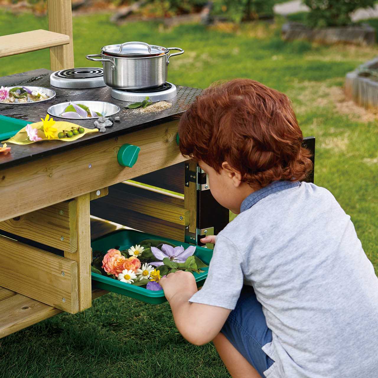 Outdoor Spielküche mit viel Zubehör