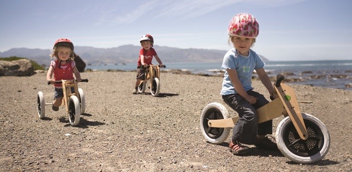 3 Kinder unterwegs an der Küste mit den Laufrädern von Wishbone