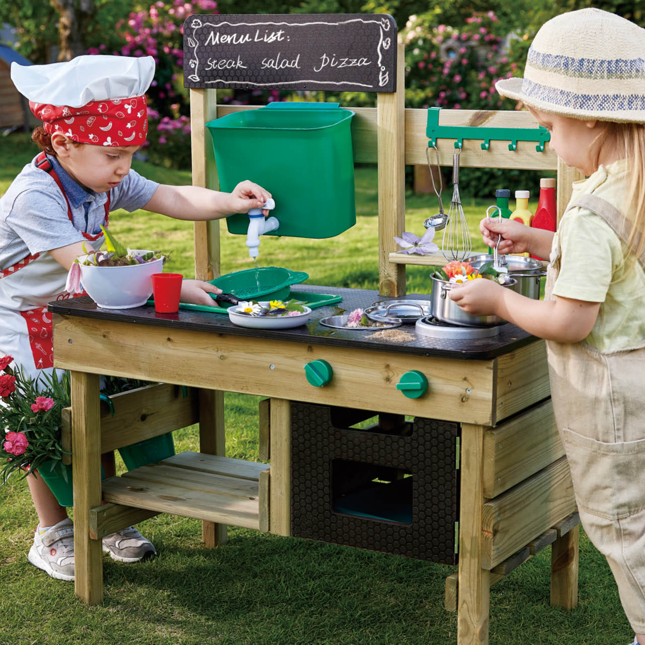 Outdoor Spielküche mit viel Zubehör