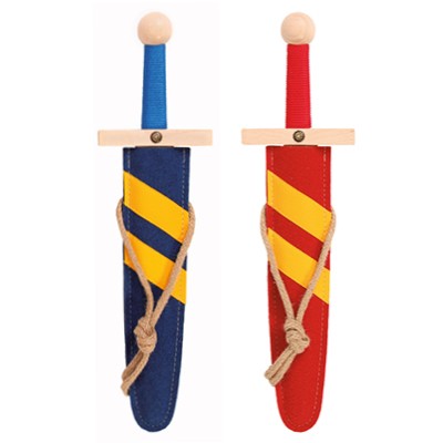 Holzschwerter mit blauen und rotem Griff in Filzscheiden