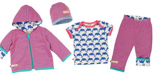 Outfit zusammengelegt bestehend aus Jacke, T-Shirt, Mütze und Hose - mit pinken Streifen und Delfin-Muster