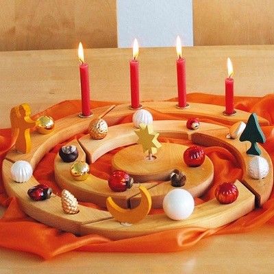 Geburtstagsspirale von Grimms mit vier Kerzen und weihnachtlichen Steckern in einen Adventskranz verwandelt
