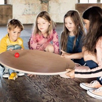 Kinder nutzen das Wobbel 360 Grad Board als Spielfläche für eine Kugel