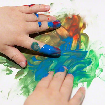 Kinderhände, die mit Fingerfarben malen