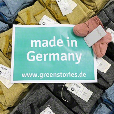 "made in Germany"-Schild liegt auf Bodys von disana 