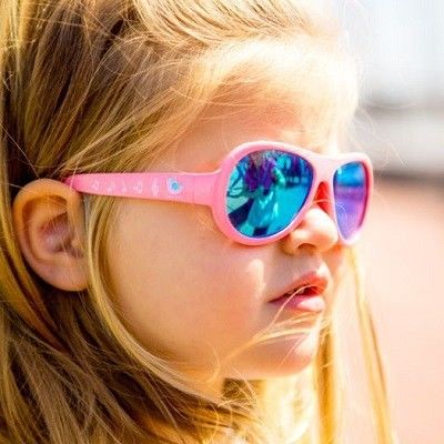 Mädchen mit pinker Shades-Sonnenbrille