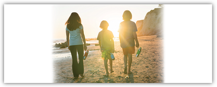 3 Personen am Strand mit Pura kiki Edelstahlflschen laufen in den Sonnenuntergang