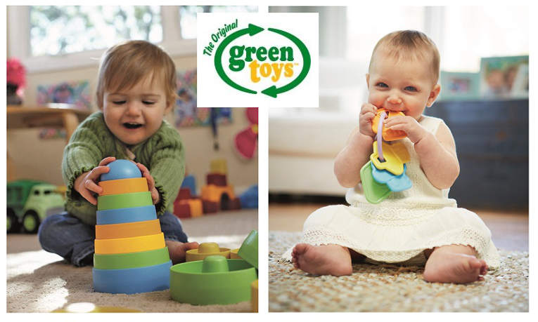 Zwei Kinder spielen mit unbedenklichem Spielzeug von green toys