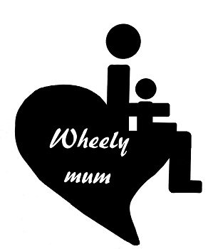 Icon einer Person im Rollstuhl mit Kind auf dem Schoß, der Rollstuhl sieht aus wie ein Hers und darin steht "Wheelymum"