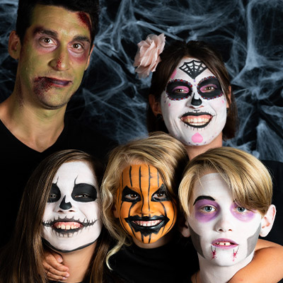 Der Vater ist als Zombie geschminkt, die Mutter hat ein Make-Up nach dem mexikanischen Feiertag "Día de los Muertos" und die drei Kinder gehen als Skelett, Kürbis und Vampir.