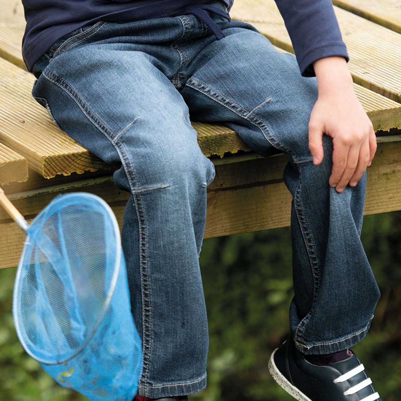 Bequeme Jeanshose mit bunten Bündchen