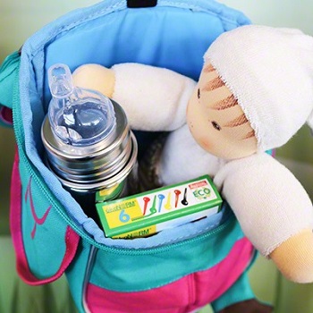 Offener Rucksack mit Trinkflasche aus Edelstahl, Wachsmalern und Nanchen-Puppe