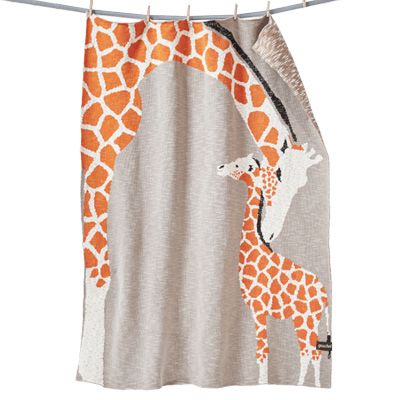 Decke mit Giraffen-Mutter und -Baby an einer Wäscheleine aufgehangen