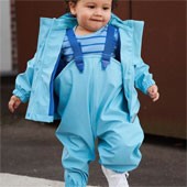 Kleinkind trägt Set aus Matschhose und Regenjacke
