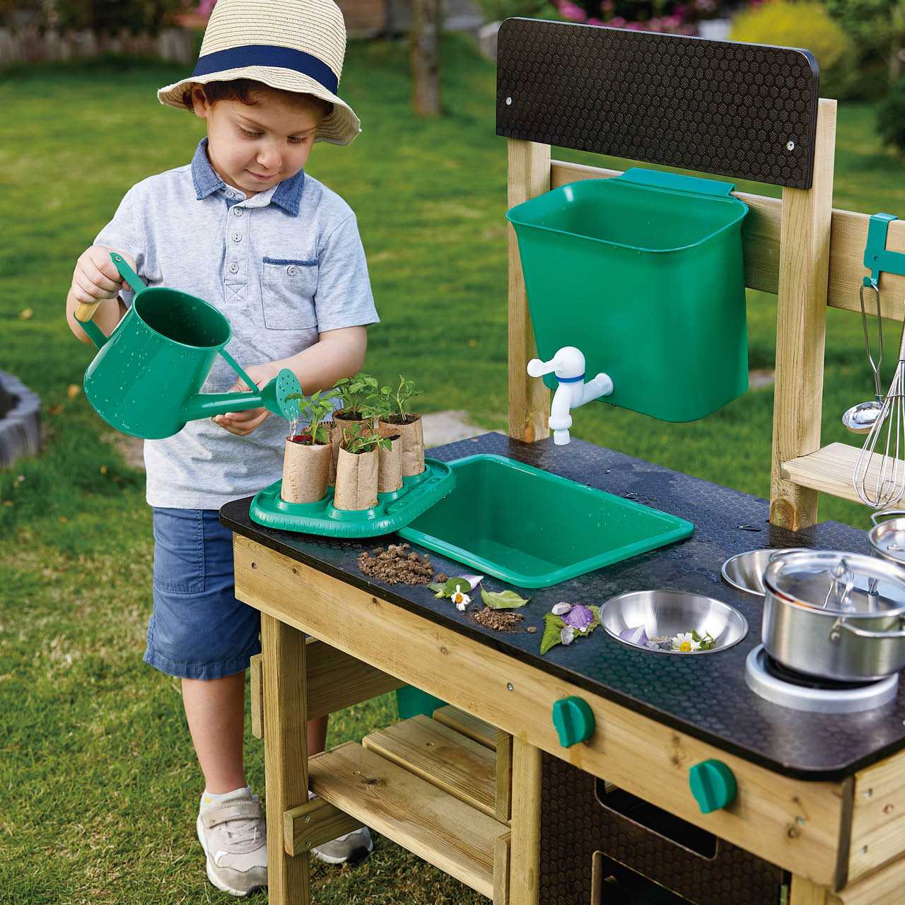 Outdoor Spielküche mit viel Zubehör