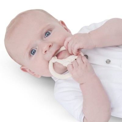 Baby nimmt den unbedenklichen Beißring von Vulli in den Mund