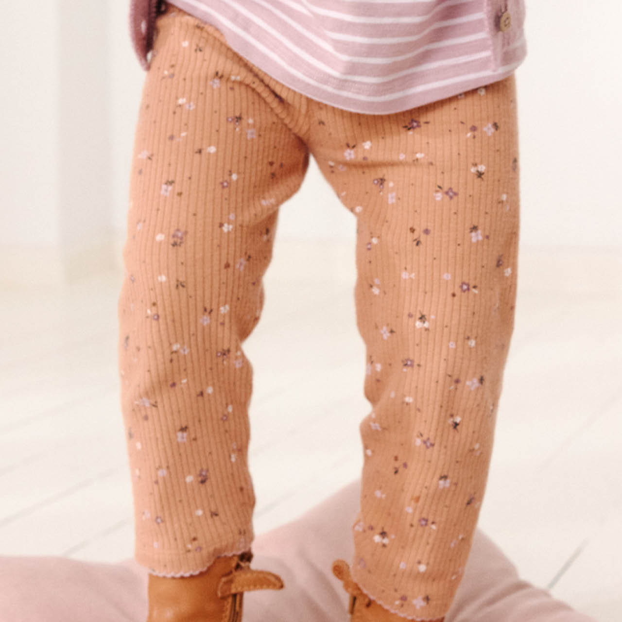 Edle Rippe Leggings Blümchen karamell Edle Rippe Leggings Blümchen karamell