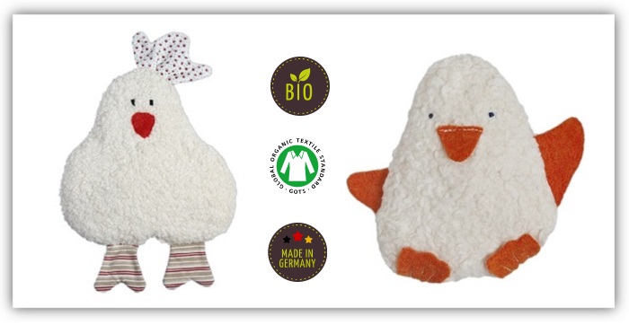 Zwei Stofftiere - ein Huhn und ein Pinguin. Beide tragen die Siegel bio, GOTs und "made in Germany".