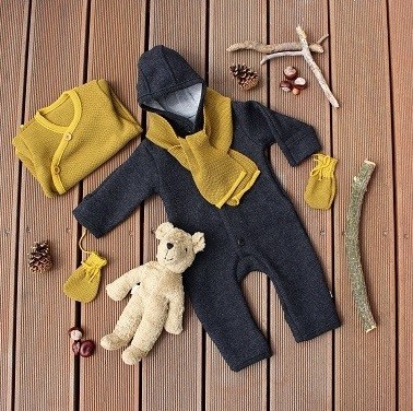 Herbst-Outfit für Babys ab der Geburt mit dem Wallwalkoverall von Disana