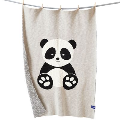 Decke mit Pandabär an einer Wäscheleine hängend