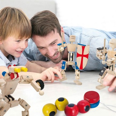 Vater und Sohn spielen mit den Holz-Transformers