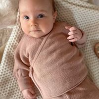 Baby mit rosa Wollpullover