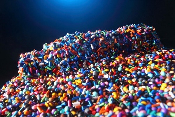Plastik-Granulat in vielen verschiedenen Farben