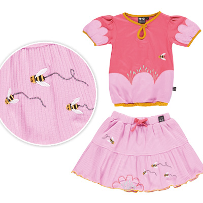 Pinkes Outfit mit Bienen drauf