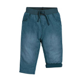 Blaue Baby Jeans mit elastischen Bund auf weißem Hintergrund