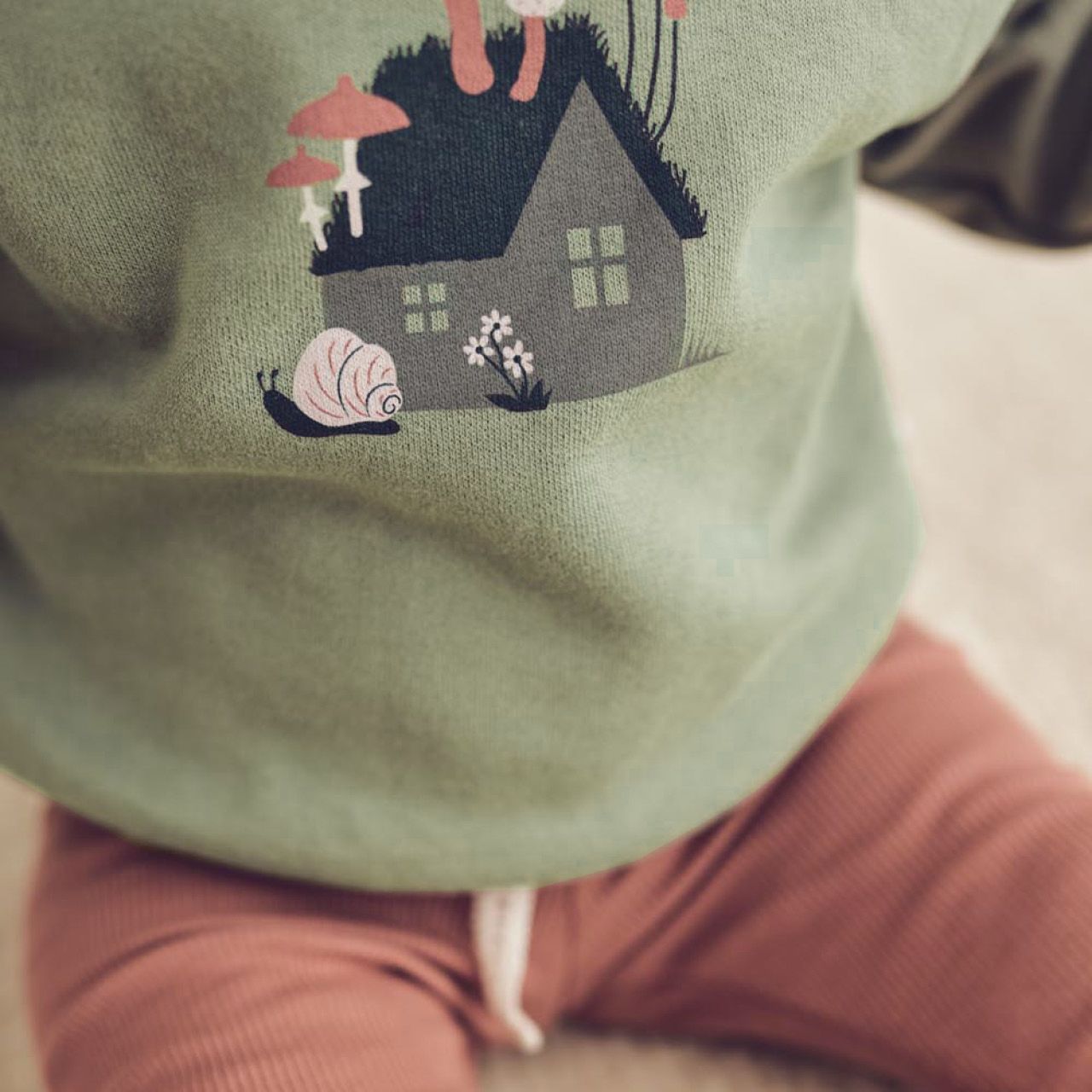Cooles Baby Sweatshirt Häuschen khaki