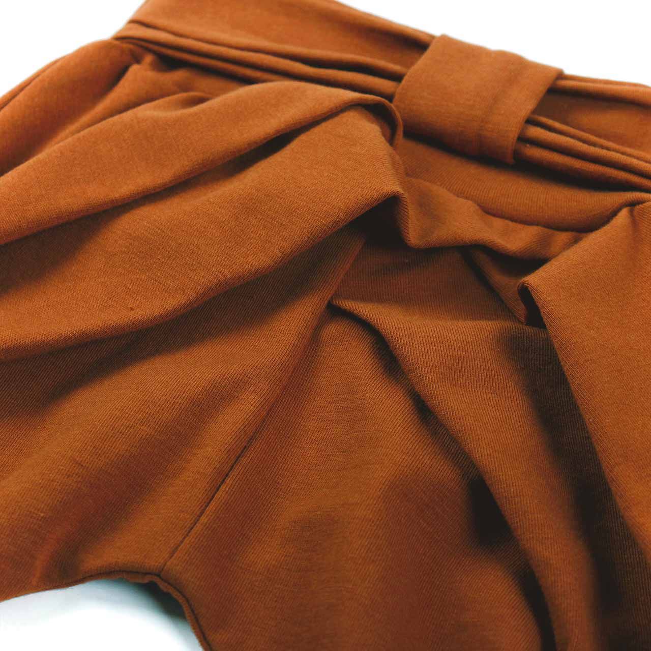 Edle Krabbelhose mit Schleife in ocker braun