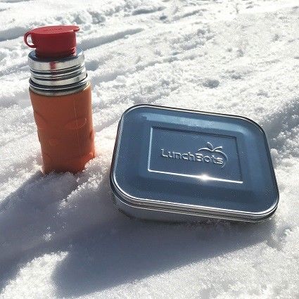 Pura Kiki Flasche neben Bortdose im Schnee
