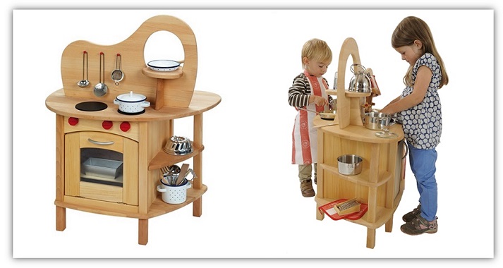 Holzküche mit zwei Kindern von beiden Seiten bespielbar