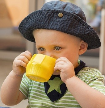 Kind trinkt selbstständige aus dem Doidy Cup