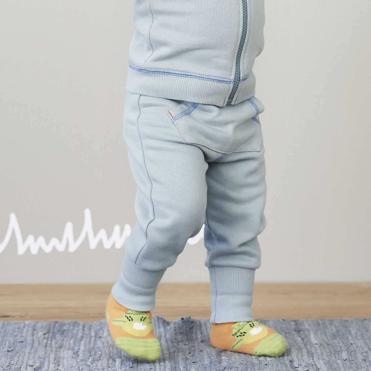 Blaue Babyhose mit Kängurutaschen