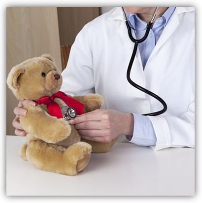 Arzt, der mit einem Stethoskop einen Teddybären untersucht