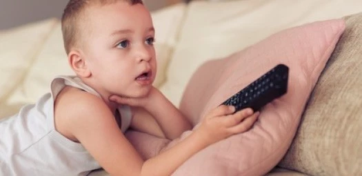 Kinder und Fernsehen: Ab wann ergibt es wirklich Sinn und welche Bedenken gibt es?