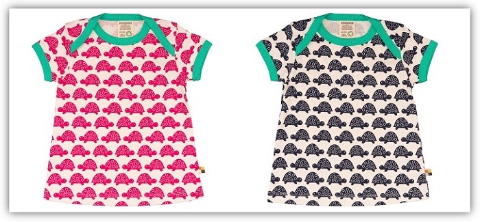 Produktfotos von 2 Bodys mit Schildkröten-Muster in Türkis-Pink und Türkis-Blau