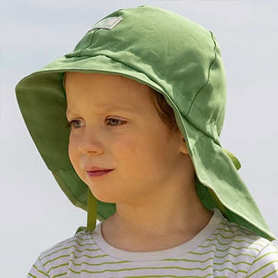 Junge mit einem grünen Sonnenhut mit Nackenschutz