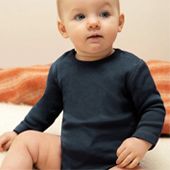 Baby sitzend und trägt einen dunkelblauen Body