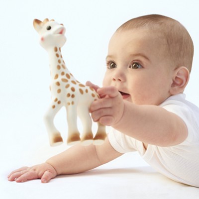 Baby spielt mit der Giraffe aus Naturkautschuk