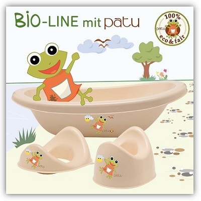 Produktfoto der Bio-Linie, auf dem die Babywanne, der Toilettensitz und das Töpfchen in einer gezeichneten Umgebung an einem See stehen und ein Frosch steigt aus der Wanne