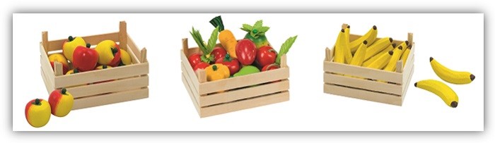 Spielzeug-Obst & -Gemüse in Holzkisten wie in einem Supermarkt