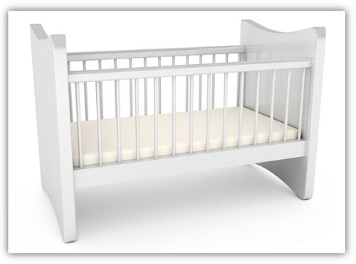 Ein schlichtes, weißes Gitterbett fürs Baby