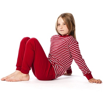 Kind mit rotem Schlafanzug